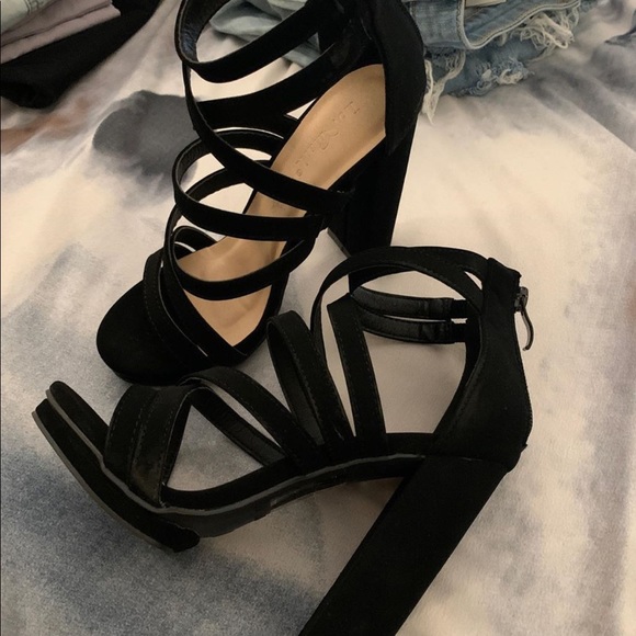 Black heels - Picture 2 of 2